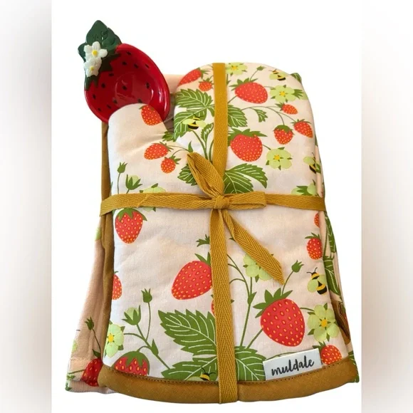 Muldale Oven Mitt and Kitchen Towel Set. Strawberry Dish and Pot Holders. - Picture 3 of 10